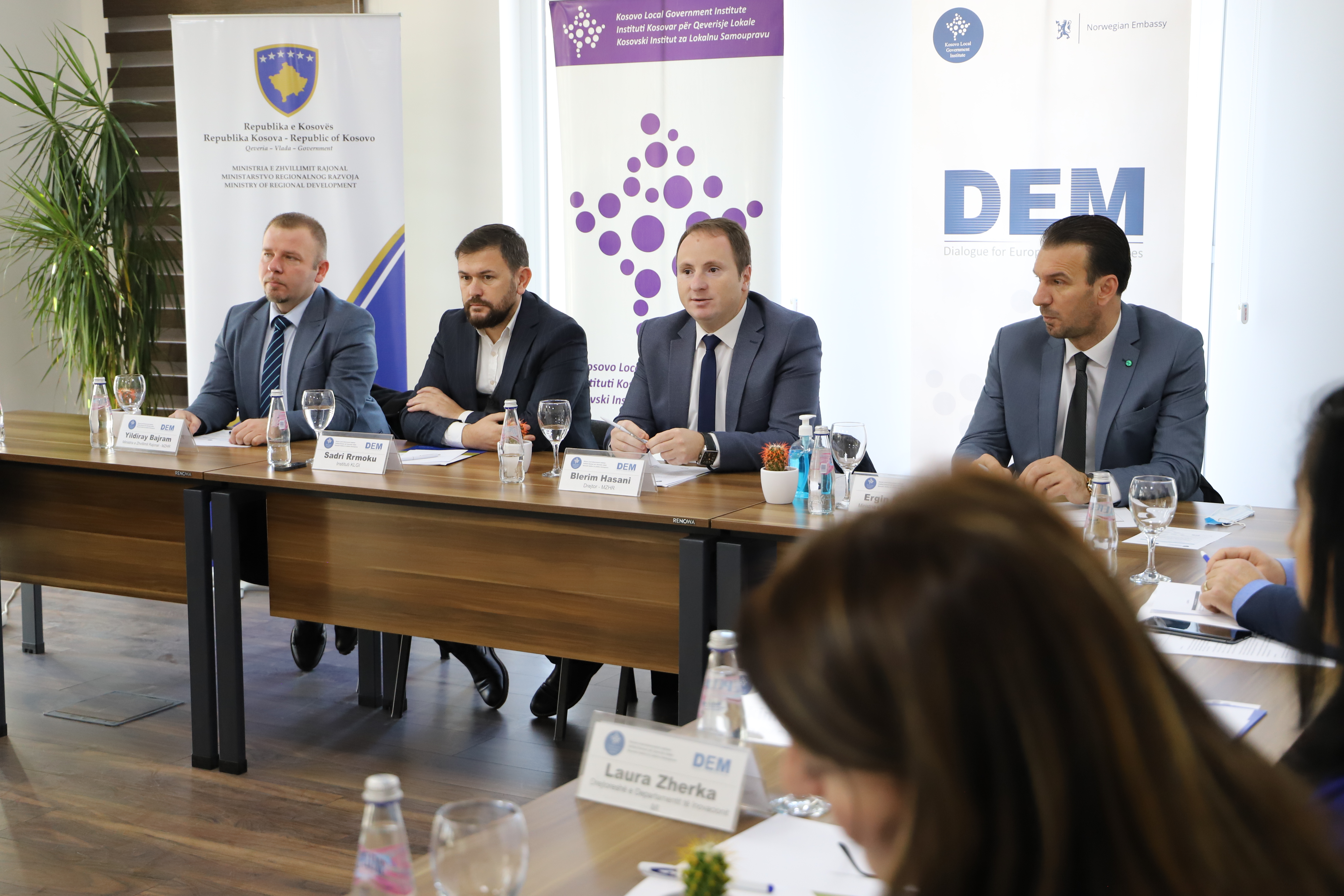 Ministria e Zhvillimit Rajonal (MZHR) nën mbështetje të Instituti Kosovar për Qeverisje Lokale (KLGI)) organizuan punëtorinë e radhës ku u prezantua ”Draft Analiza tri (3) vjeçare për Investimet Kapitale të realizuara sipas rajoneve zhvillimore në Kosovë 2018-2020’’