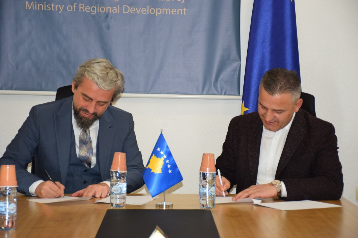 Ministria e Zhvillimit Rajonal nënshkroi Marrëveshjen e Mirëkuptimit me komunën përfituese të Skenderajit në kuadër të Programit për Zhvillim Rajonal PZHR 2021