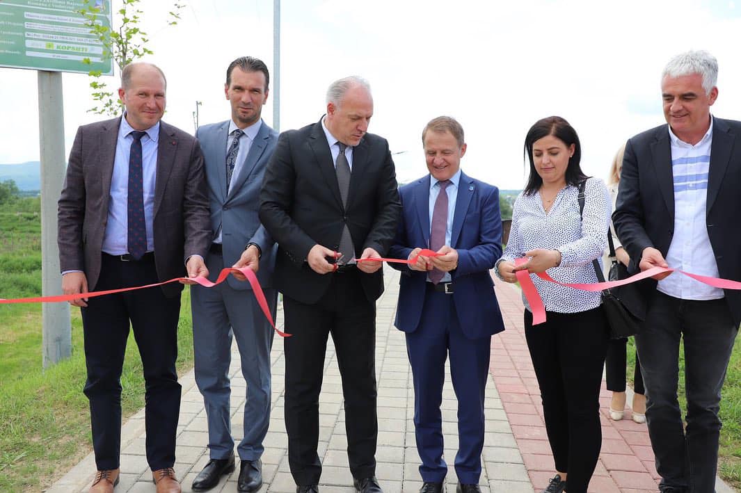 Ministri z.Damka dhe Kryetari z.Idrizi inauguruan Projektin “Ndërtimi i shëtitores dhe shtegut për biçikleta Vushtrri- Nedakovc, bri lumit Sitnica” në Komunën e Vushtrrisë.