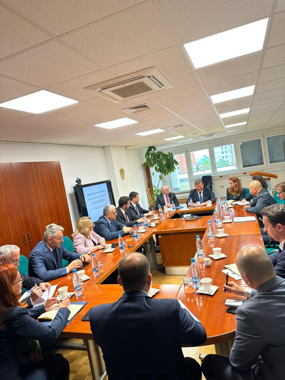 Ministri Damka së bashku me komisionin parlamentar takoi Ministrin e Kohezionit dhe Zhvillimit Rajonal të Sllovenisë, z. Aleksander Jevshek.
