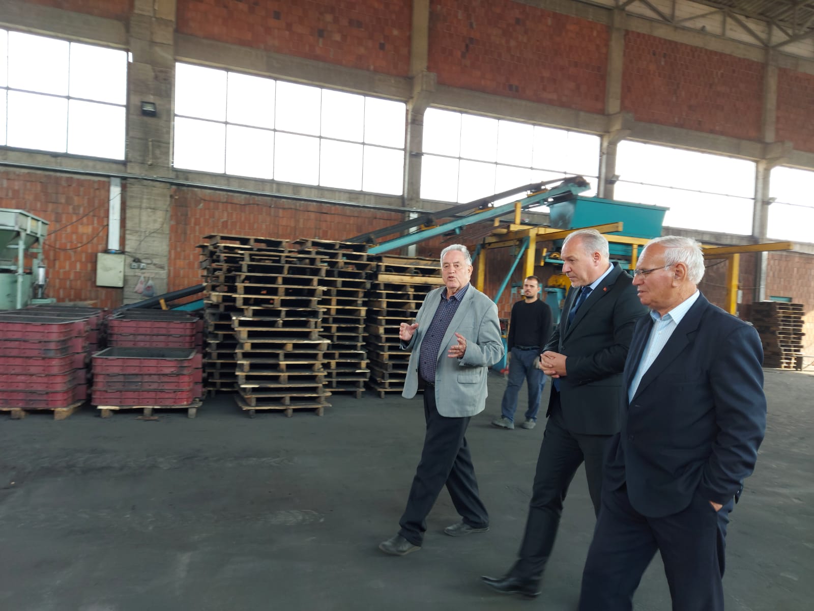 Ministri Damka vizitoi bizneset në Janjevës