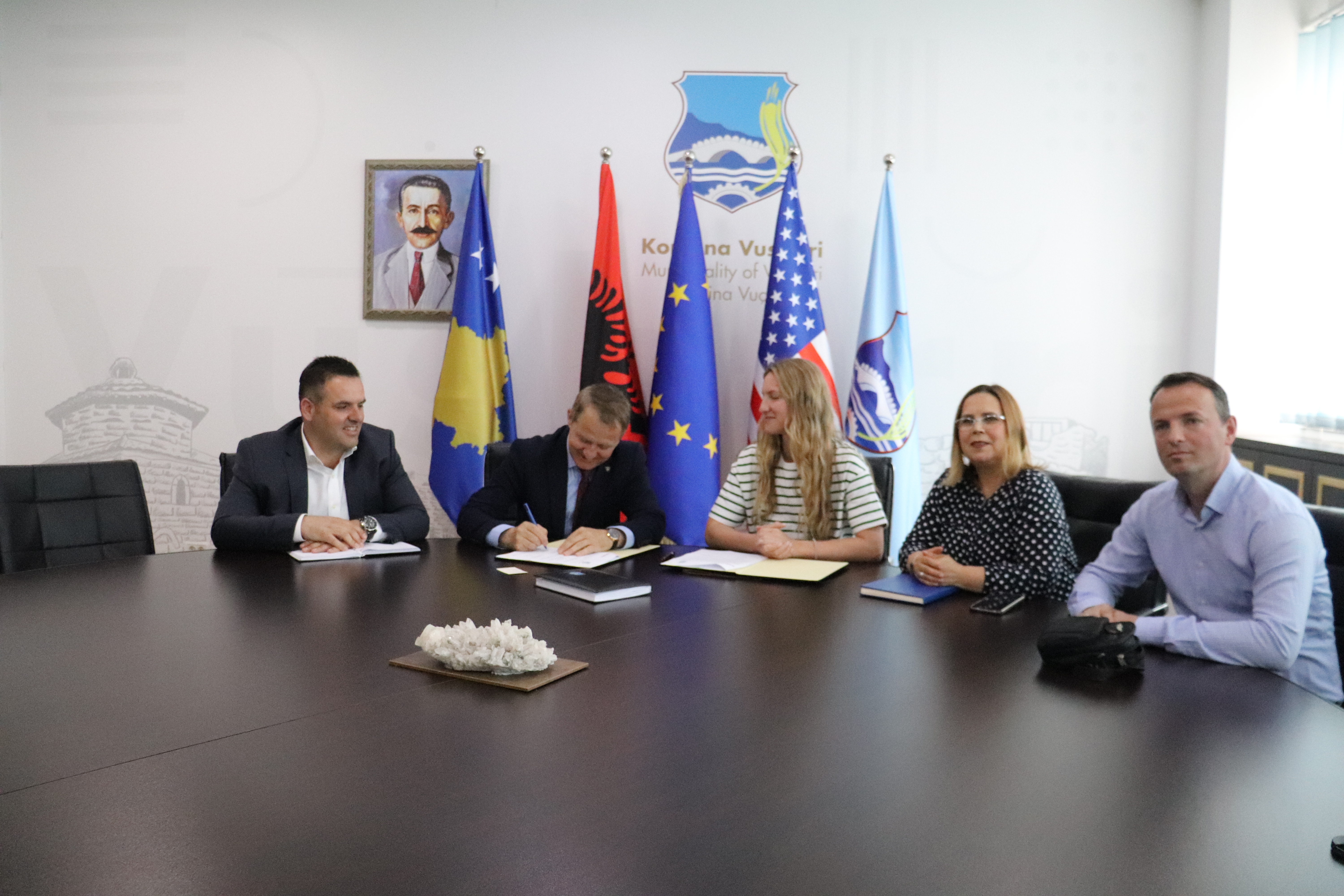 Ministria e  Zhvillimit Rajonal mori pjesë në ceremoninë e nënshkrimit të marrëveshjes së bashkëpunimit në mes CARITAS-it Zviceran dhe Komunës së Vushtrrisë për projektin “Veprimi i Komunave për Ri-integrim dhe Diasporë (MARDI)”