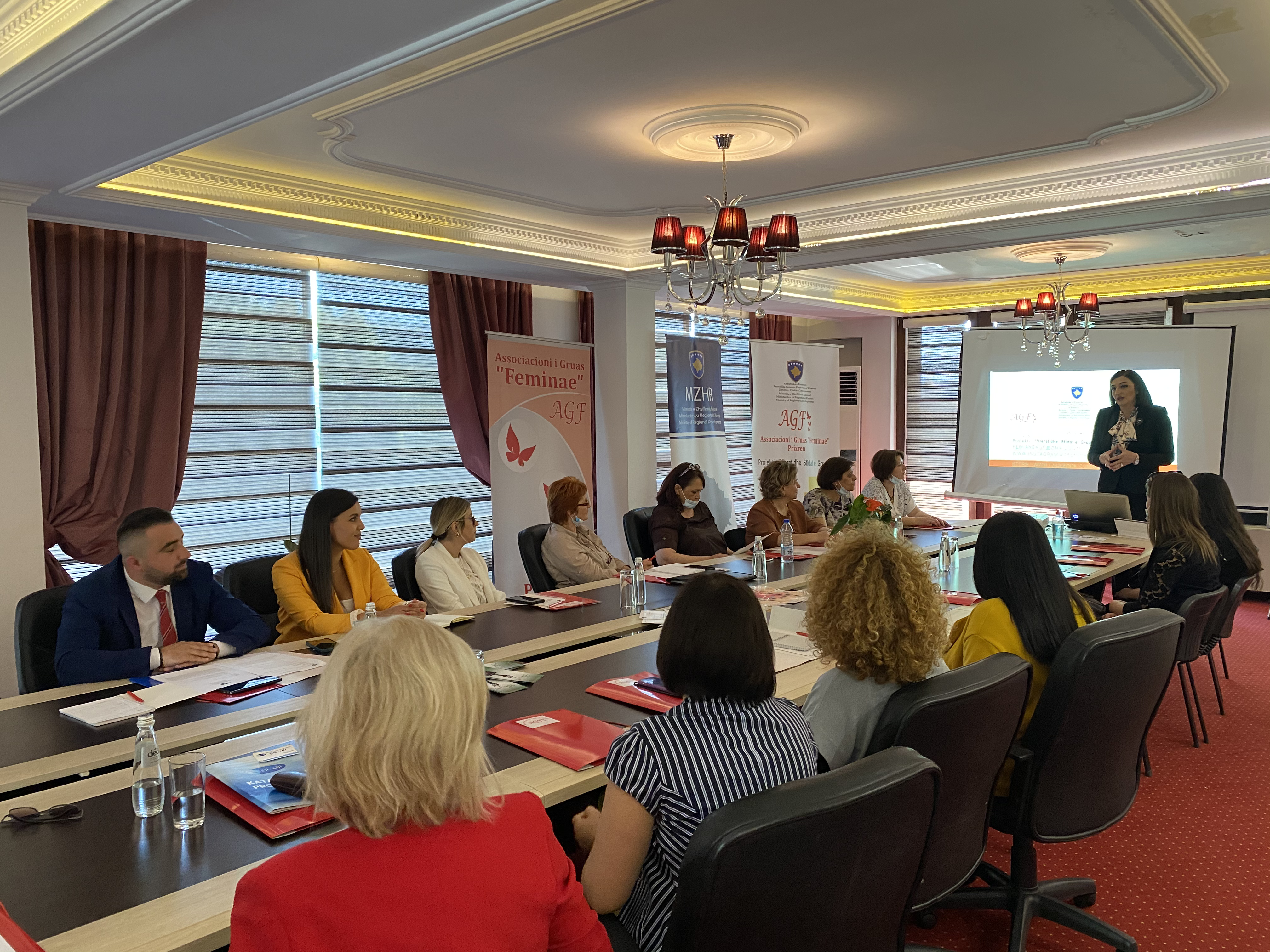 “OJQ – ASOCIACIONI I GRUAS FEMINAE” me datë 04/06/2021 (E premte) realizuan trajnimin me temën ”Vlerat dhe Sfidat e Gruas” të  projektit ‘’Zhvillimi i kapaciteteve të rinjëve, femrave dhe grave në Kosovë, Trajnime për fuqizimin e gruas, Edukimi jo formal i grupit të caktuar në sferen e Biznesit, Lobimit, Avokimit’’ me anë të këshillave të bizneset që udhëhiqen nga Gratë.