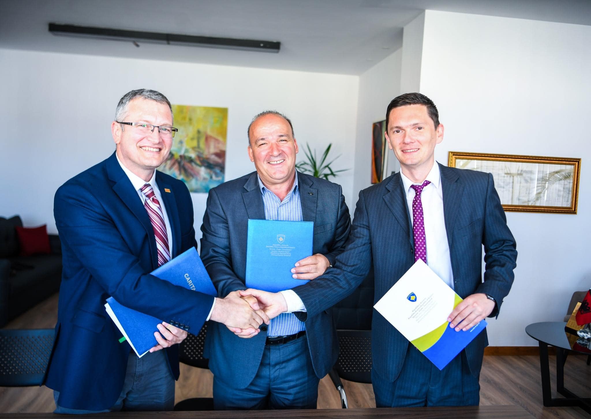 Zëvendësministri i Ministrisë së Zhvillimit Rajonal z.Agon Dobruna mori pjesë në ceremoninë e nënshkrimit të marrëveshjes së bashkëpunimit në mes CARITAS-it Zviceran dhe Komunës së Podujevës për projektin “Ndikimi i rinisë në mjedis-YENI”.
