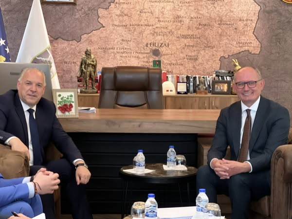 Ministri Damka viziton Komunën e Ferizajt