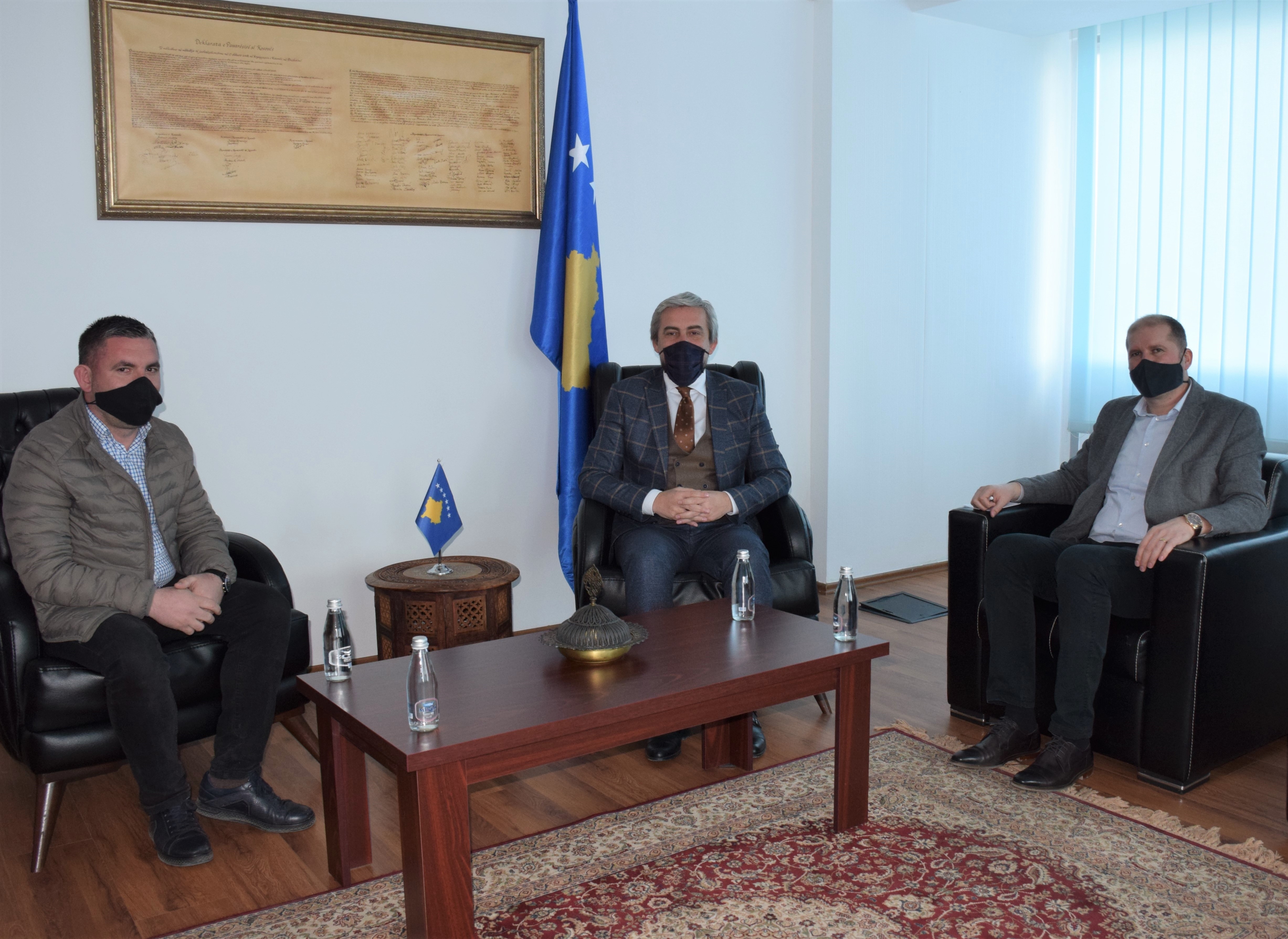 Ministri z.Enis Kervan takoi  përfaqësuesin e OJQ AVONET