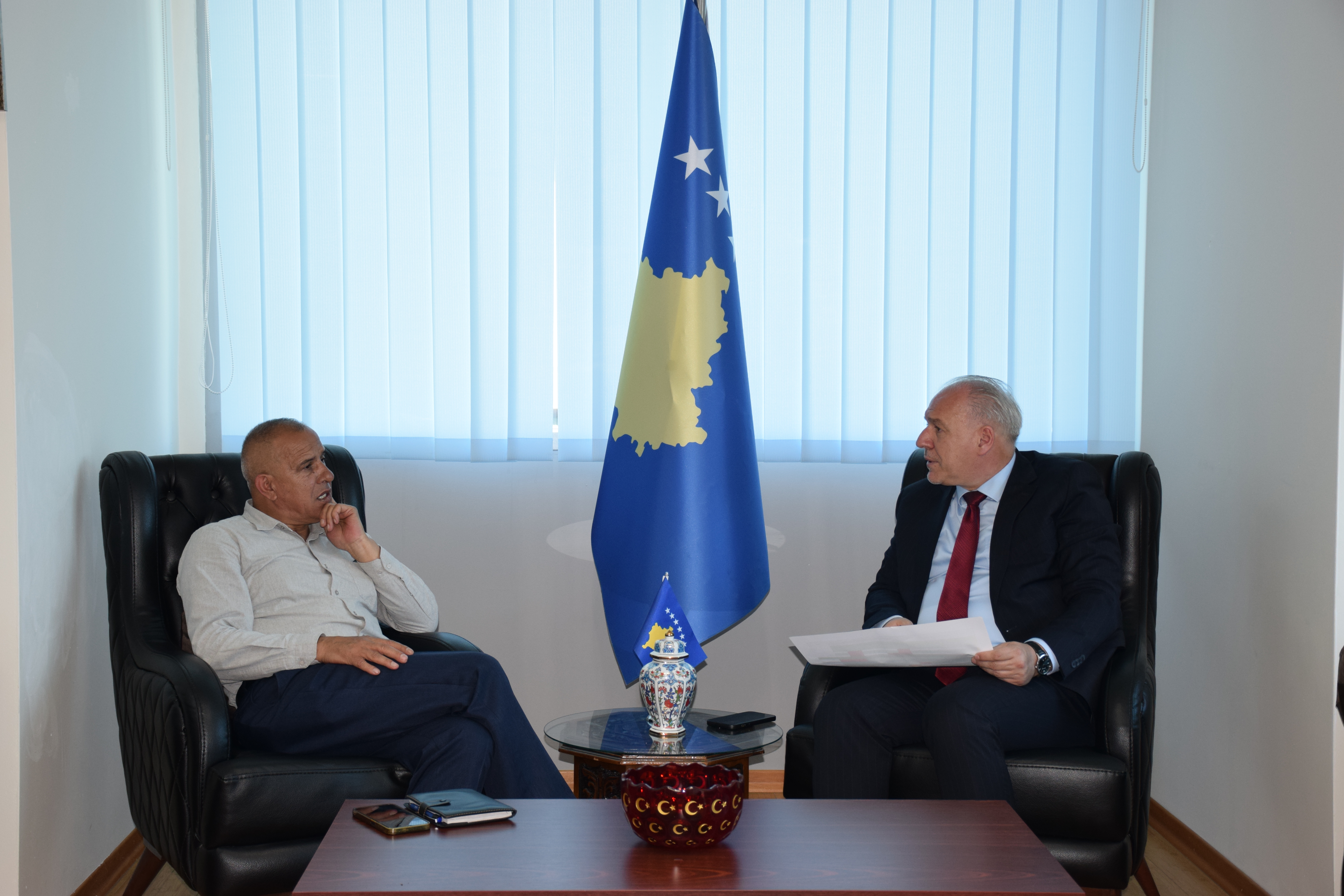Ministri i Zhvillimit Rajonal, z. Fikrim Damka, priti në takim Kryetarin e Zubin Potokut z. Izmir Zeqiri