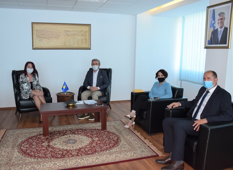 Ministri i Zhvillimit Rajonal z.Enis Kervan, ka pritur në takim pune Drejtoreshën e EBRD-së në Kosovë znj. Leonora Kusari