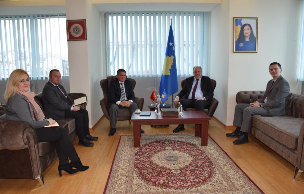 Ministri z.Fikrim Damka  priti në takim ambasadorin e Malit të Zi  në Kosovë z. Mirsad Bibović.