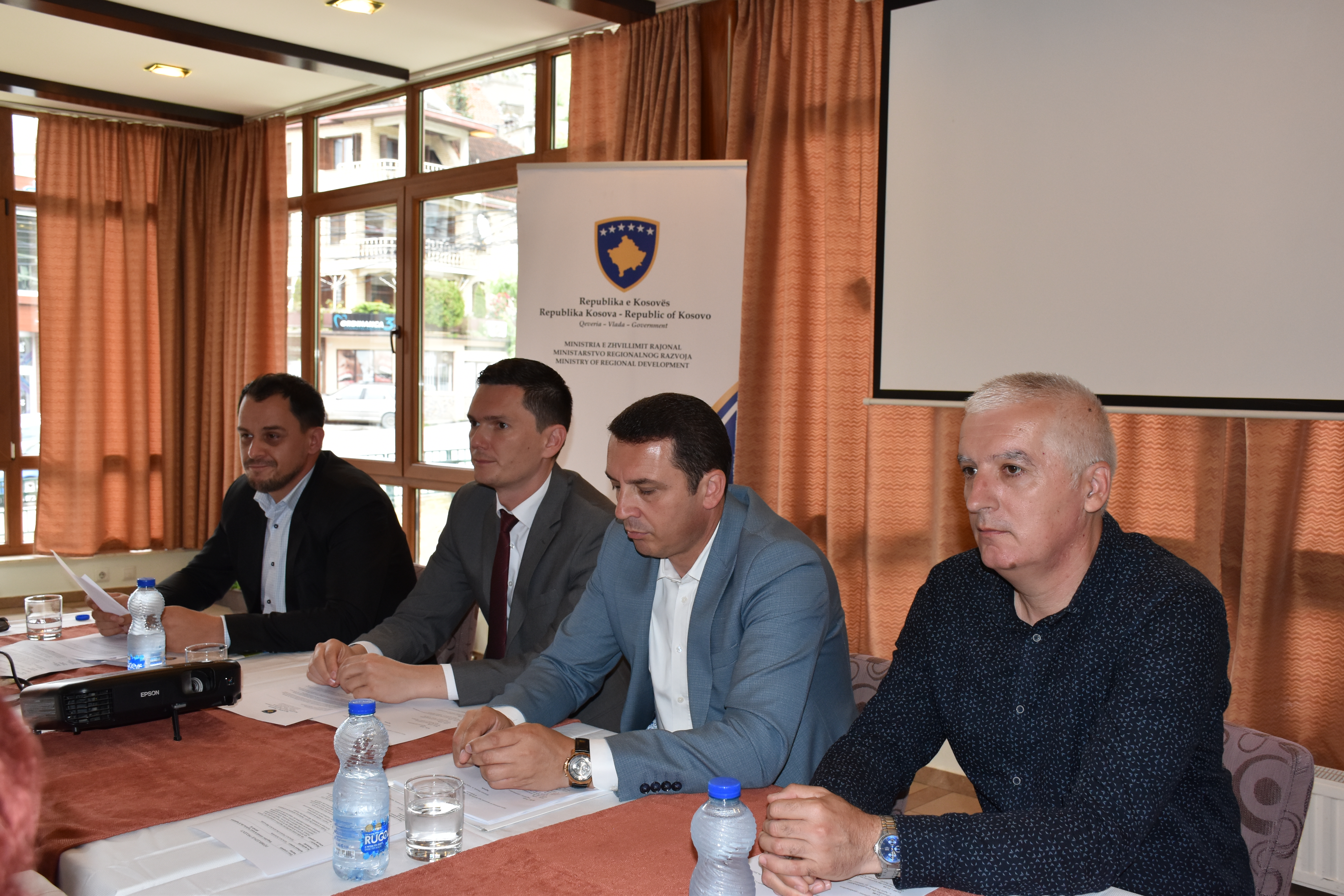 Ministria e Zhvillimit Rajonal në bashkëpunim me AZHR JUG organizuan Punëtorinë mbi përgaditjet për Konferencën e Donatorëve  