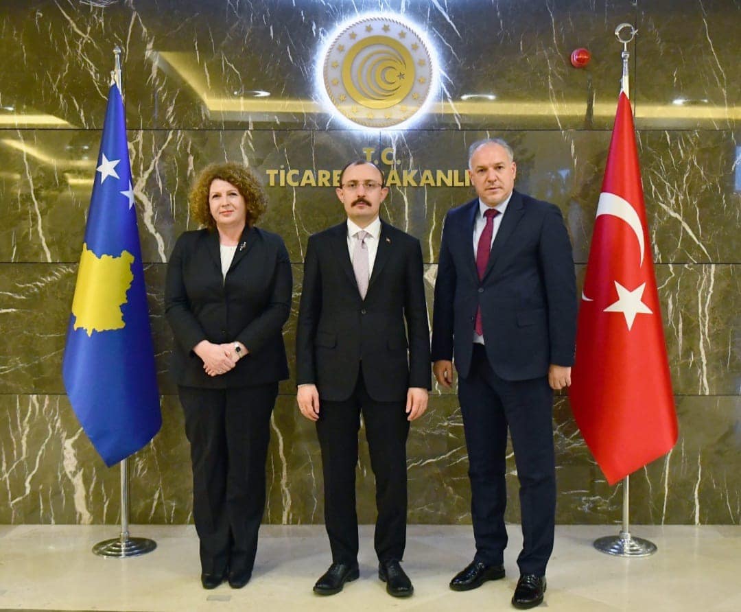 Në kuadër të takimeve zyrtare në Ankara, Ministri i Zhvillimit Rajonal z.Fikrim Damka së bashku me Ministren e Industrisë, Ndërmarrësisë dhe Tregtisë znj.Rozeta Hajdari, u takuan me ministrin e Tregtisë në Turqisë z.Mehmet Muş.
