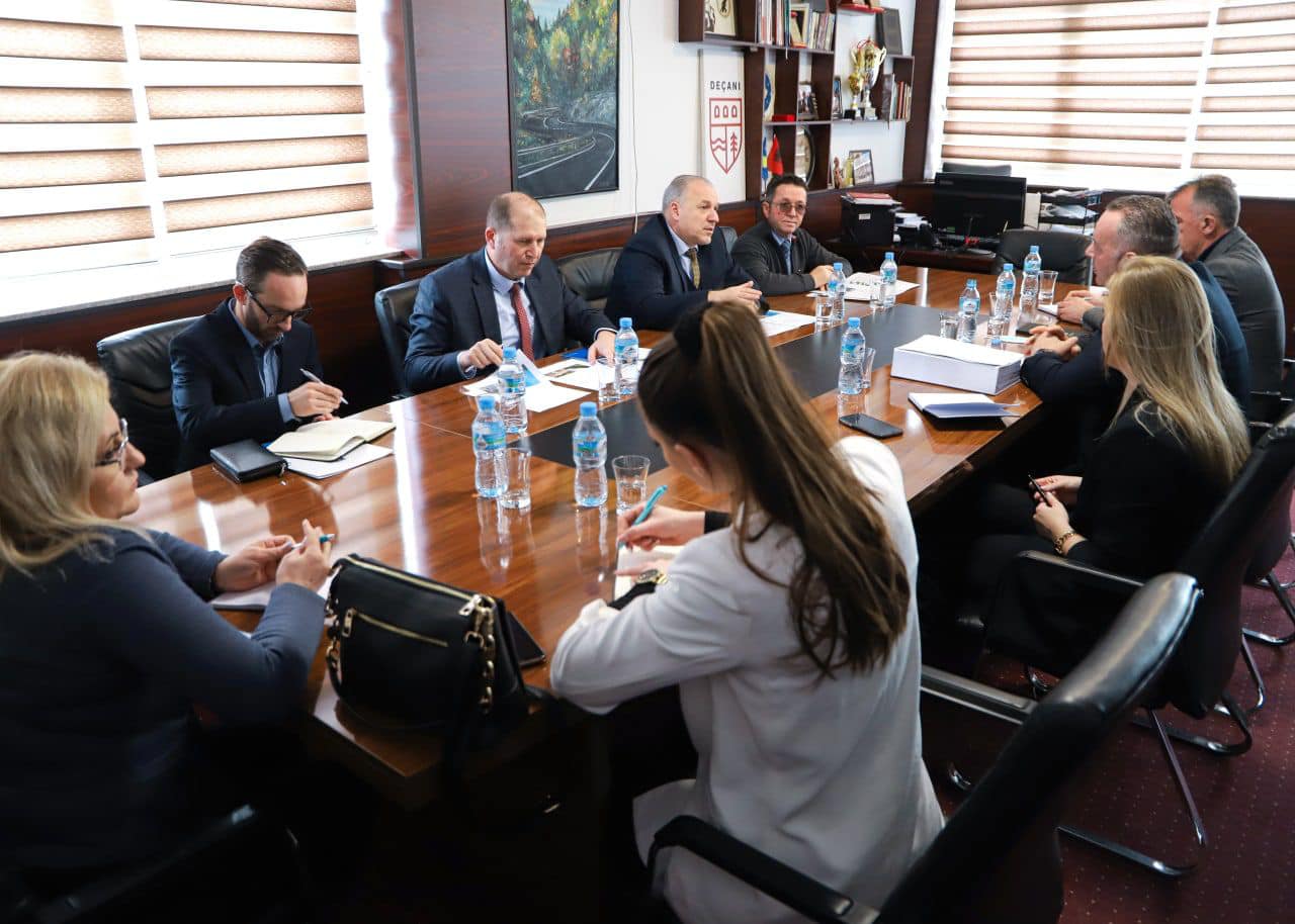 Ministri i MZHR-së z.Fikrim Damka vizitoi Komunën e Deçanit