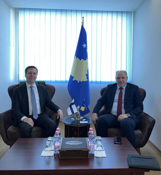 Ministri i Zhvillimit Rajonal ka pritur sot në takim Ambasadorin e Finlandës në Kosovë z. Matti Nissinen