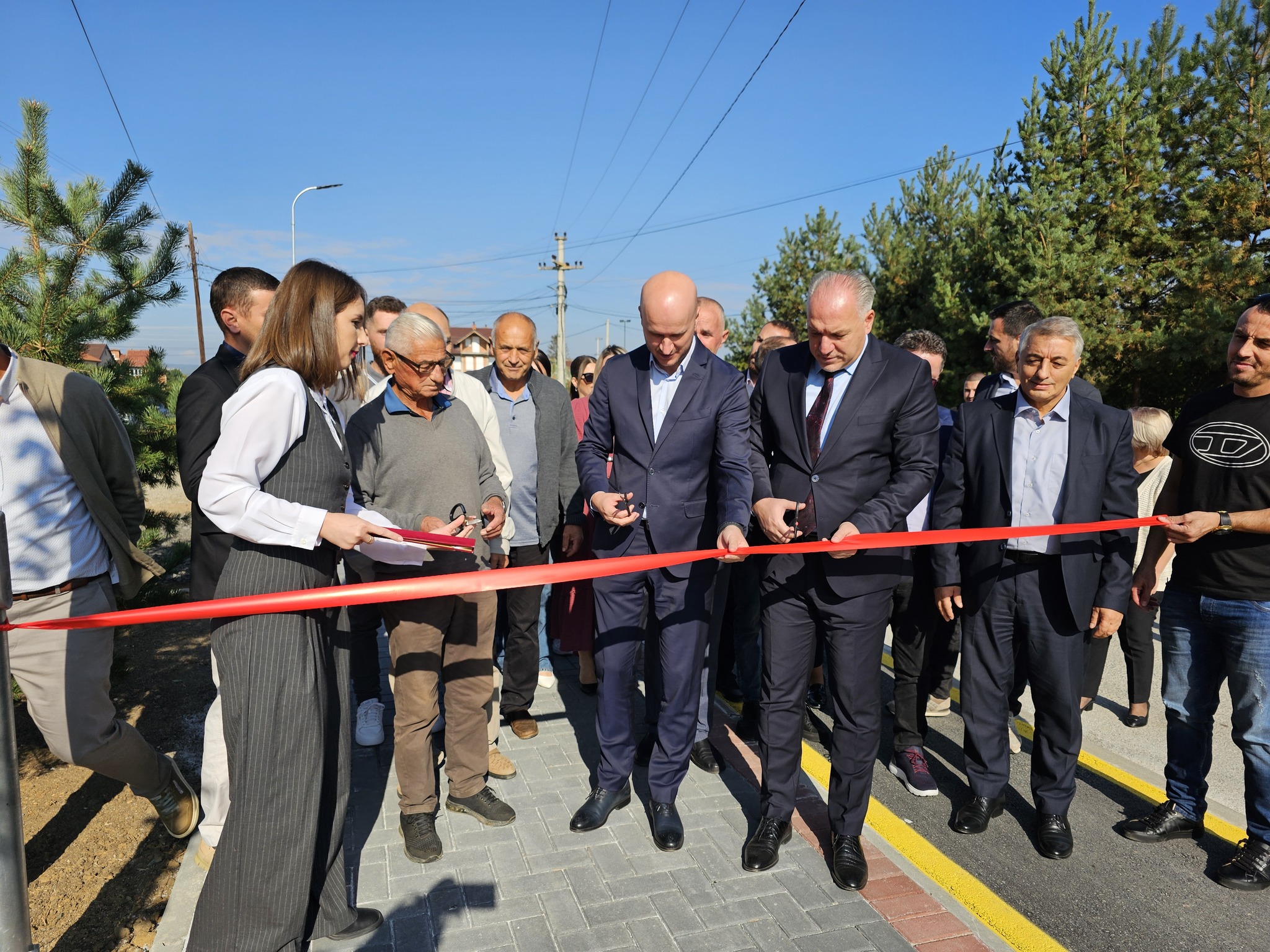 Ministri z.Damka dhe Kryetari z. Aliu inauguruan Projektin “ Rregullimi i shtigjeve të ecjes, çiklizmit dhe ndriçimit publik në rrugën Ferizaj” në Komunën e Shtimes