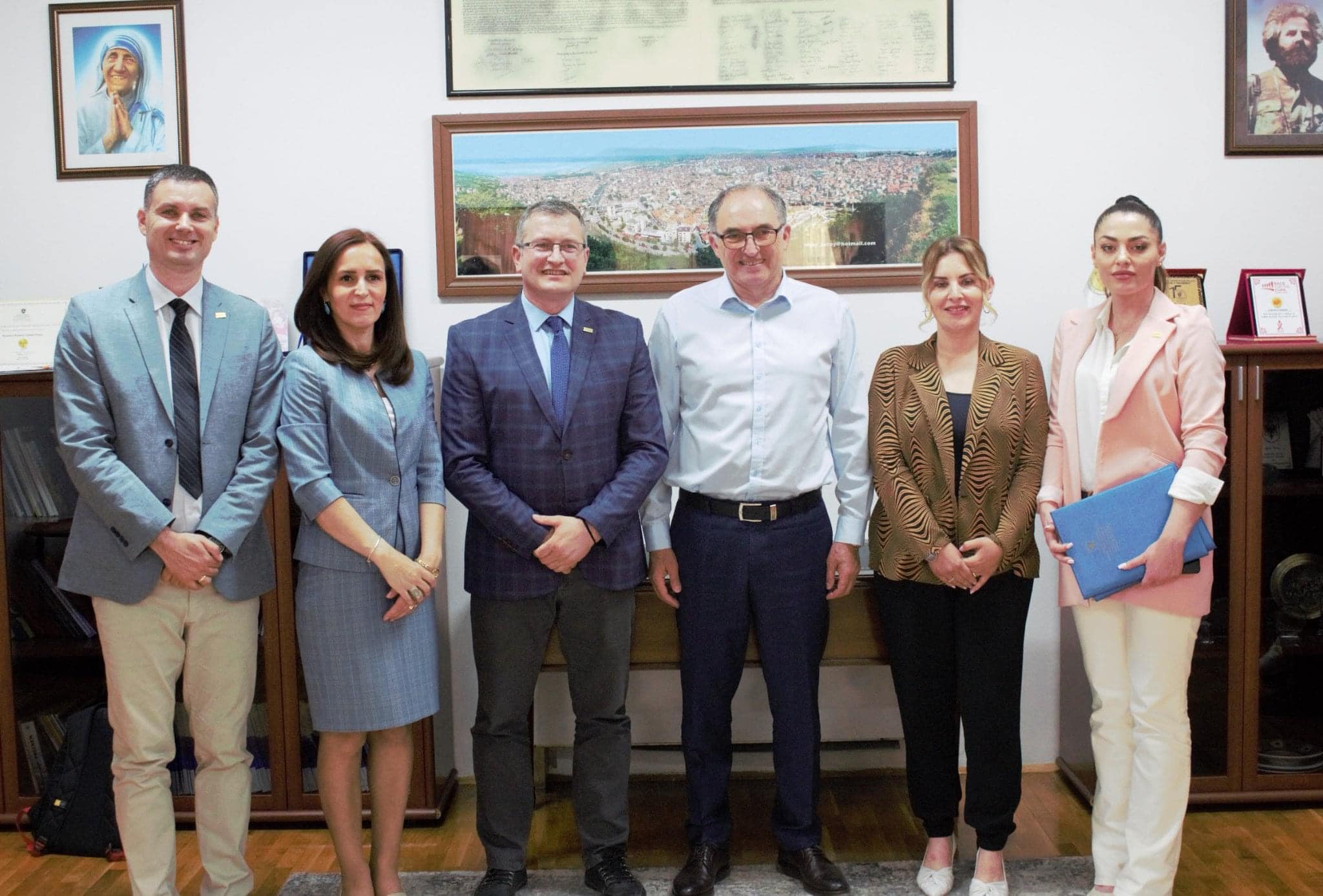 Ministria e  Zhvillimit Rajonal mori pjesë në ceremoninë e nënshkrimit të marrëveshjes së bashkëpunimit në mes CARITAS-it Zviceran dhe Komunës së Prizrenit për projektin “Ndikimi i rinisë në mjedis-YENI”