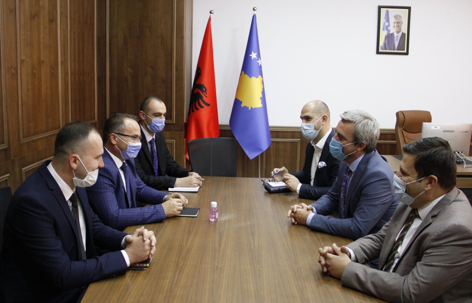 Ministri i Zhvillimit Rajonal Enis Kervan vizitoi ministrin e Tregtisë dhe Industrisë, Vesel Krasniqi, ku diskutuan për temat me interes të përbashkët në mes këtyre dy ministrive