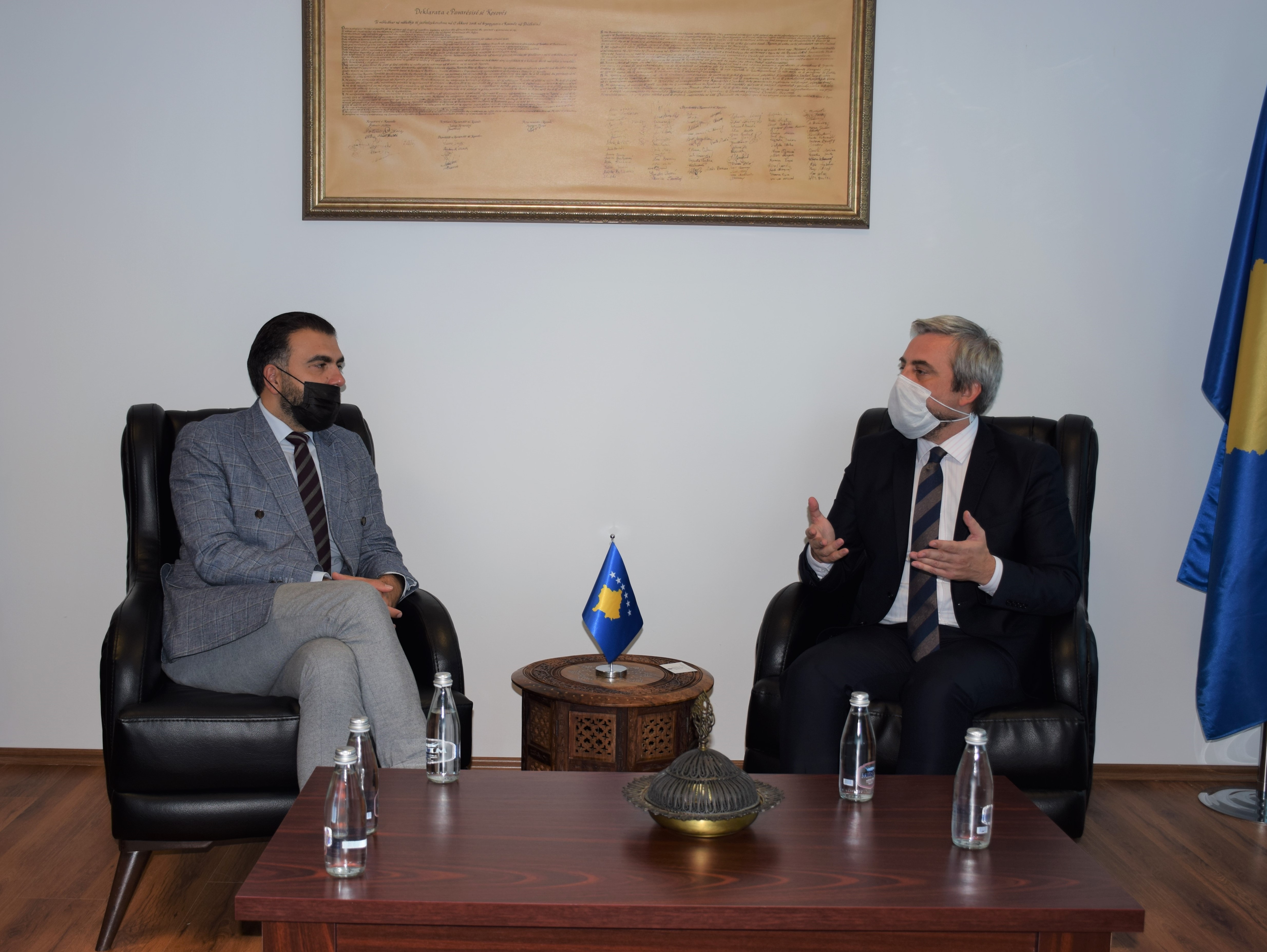 Ministri z. Enis Kervan, priti në takim z. Astrit Panxha, Drejtor i Klubit të Prodhuesve të Kosovës.