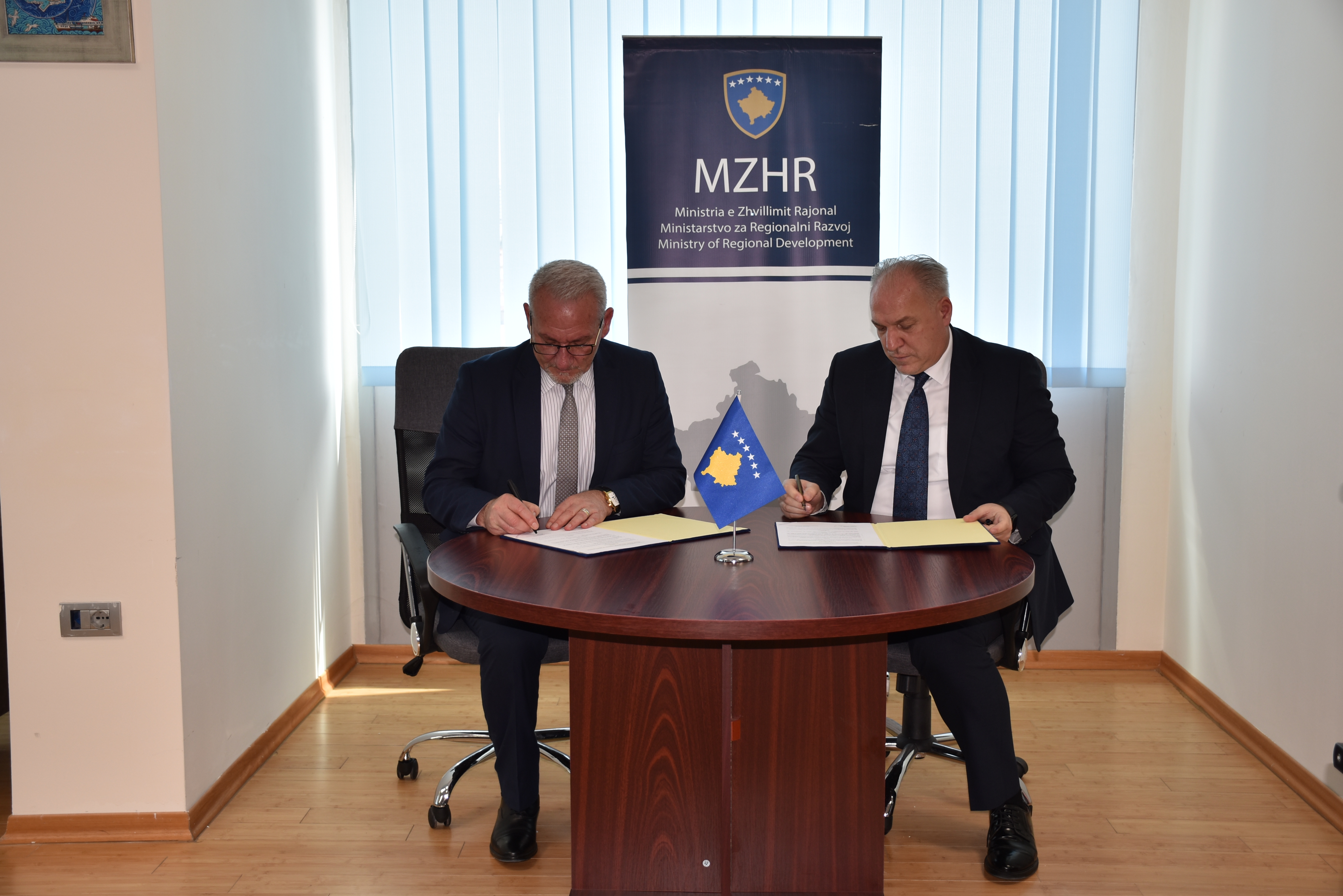 Ministria e Zhvillimit Rajonal nënshkruan Marrëveshjen e Mirëkuptimit me komunën përfituese të Hanit të Elezit në kuadër të Programit për Zhvillim Rajonal PZHR 2024