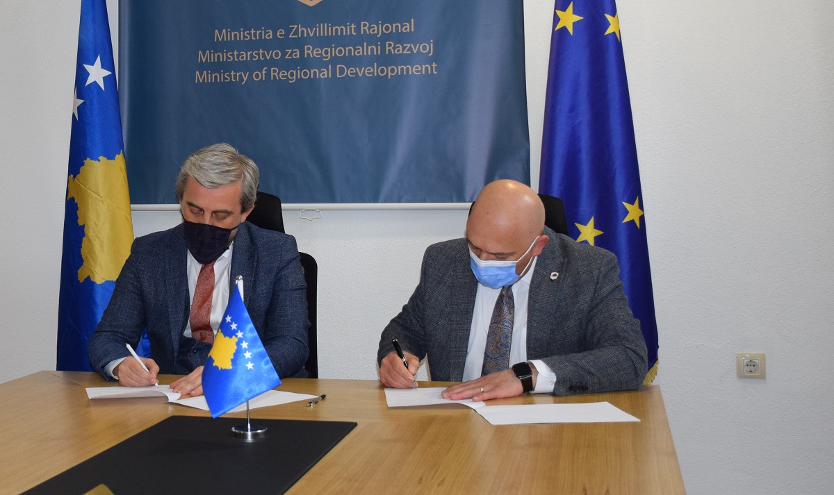 Ministria e Zhvillimit Rajonal nënshkroi Marrëveshjen e Mirëkuptimit me komunën përfituese të Gjakovës në kuadër të Programit për Zhvillim Rajonal PZHR 2021