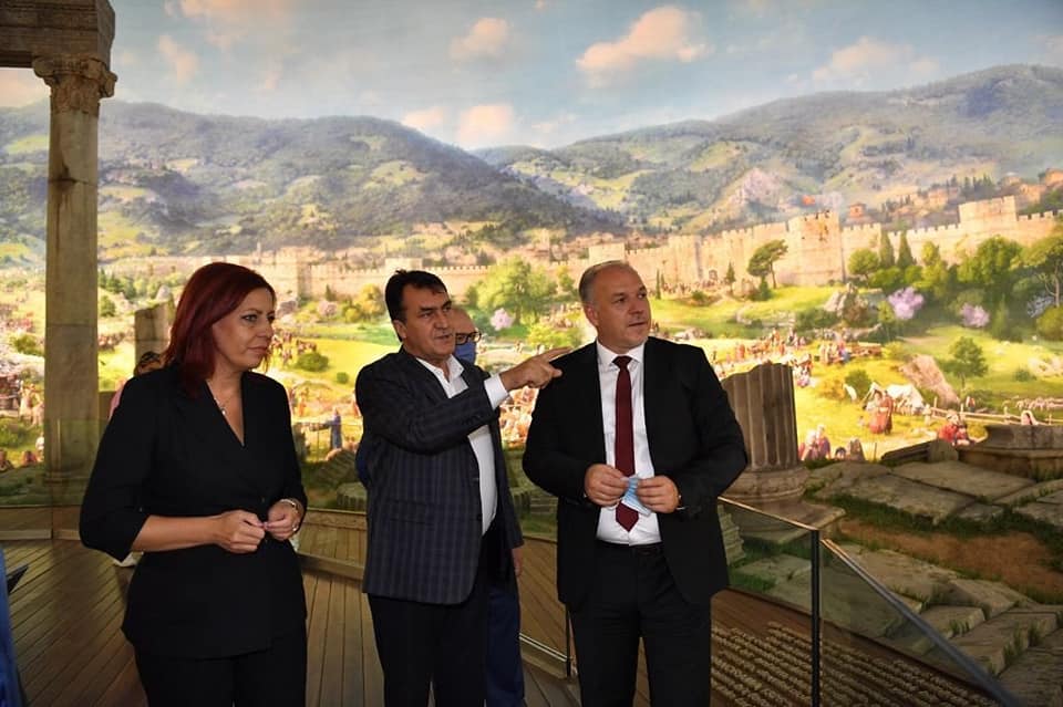 Ministri i  Zhvillimit Rajonal realizoi vizitë zyrtare në muzeun historik dhe kulturor në Qytetin e Bursës 