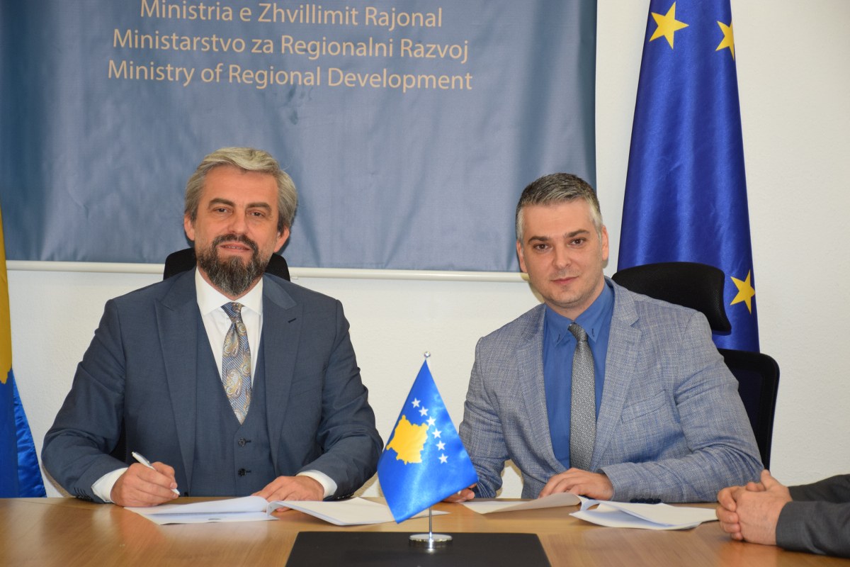 Ministria e Zhvillimit Rajonal nënshkroi Marrëveshjen e Mirëkuptimit me komunën përfituese të Zveqanit në kuadër të Programit për Zhvillim Rajonal PZHR 2021