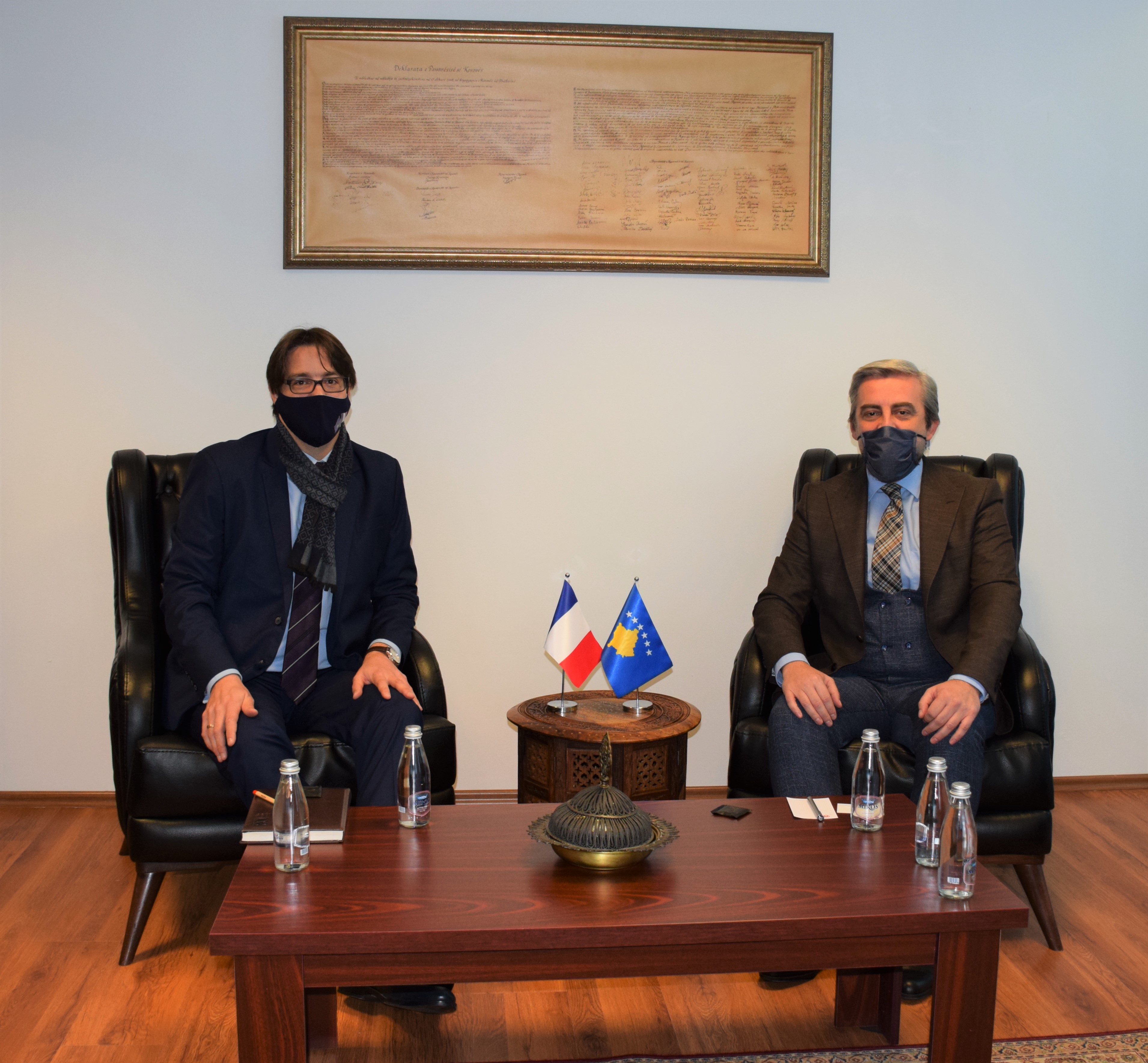 Ministri Z.Enis Kervan takoi sot zëvendës Shefin e misionit në Ambasadën Franceze në Kosovë si dhe Atasheun për bashkëpunim