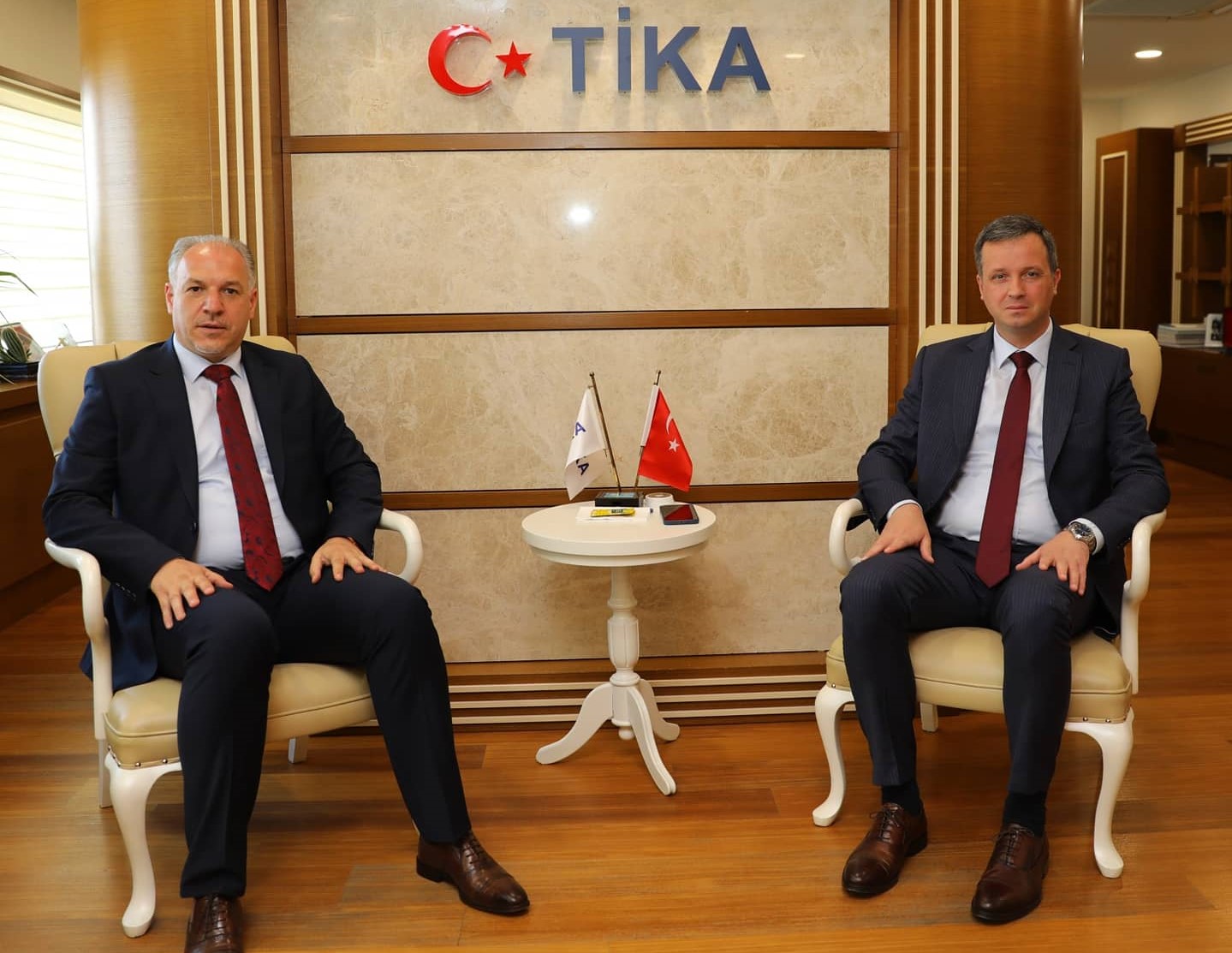 Ministri i Zhvillimit Rajonal z.Fikrim DAMKA si dhe z. Ergin Bunjaku – Këshilltar i Ministrit Damka  u takuan me Presidentin e Agjencisë Turke të Bashkëpunimit dhe Koordinimit (TIKA) z,Serkan KAYALAR, takim i realizuar gjatë qëndrimit së vizitës së tyre zyrtare në Ankara