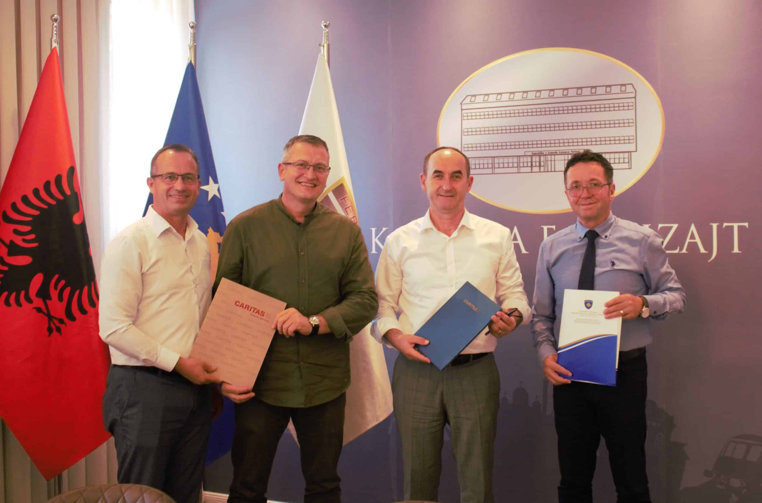 Ministria e Zhvillimit Rajonal mori pjesë në ceremoninë e nënshkrimit të marrëveshjes së bashkëpunimit në mes CARITAS-it Zviceran dhe Komunës së Ferizajt për Projektin “Ndikimi i rinisë në mjedis-YENI”