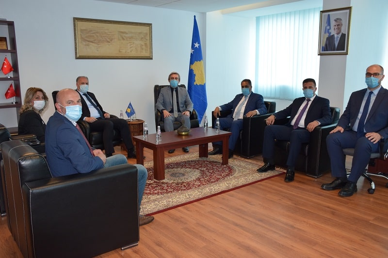 Ministri i Zhvillimit Rajonal z.Enis Kervan priti në takim e nënkryetarin e kuvendit si dhe grupit parlamentar 6+.