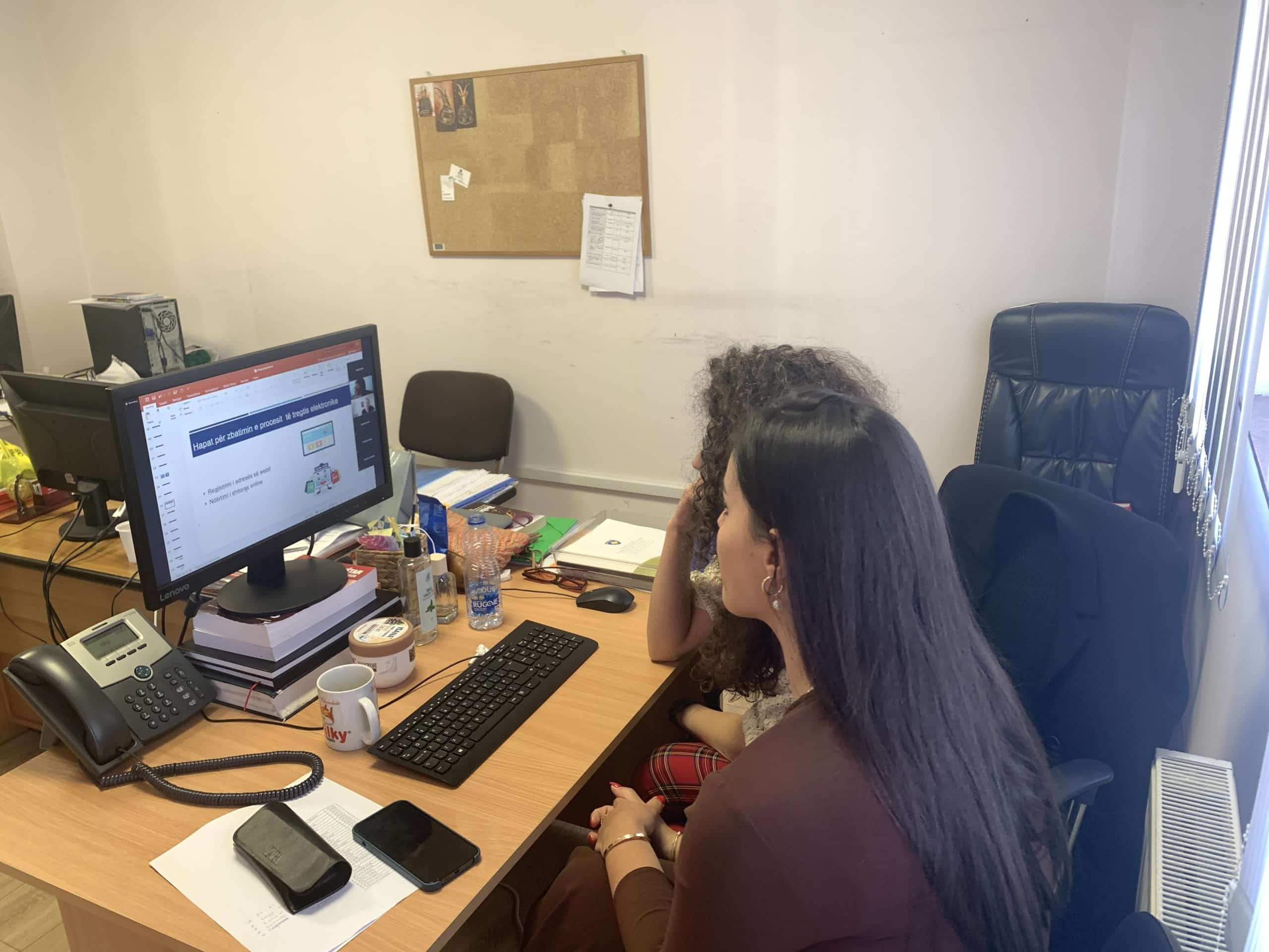 “INSTITUTI PËR EKONOMI TË TREGUT TË LIRË” realizuan trajnimin me temën ”E-Commerce (Tregti Online)” të projektit “NGRITJA E KAPACITETEVE TË BIZNESEVE DHE TË RINJVE (TË MOTIVUAR PËR TË HAPUR BIZNES TË RI), PËR BËRJEN E TREGTISË DHE REKLAMAVE ONLINE” përmes Zoom-it.