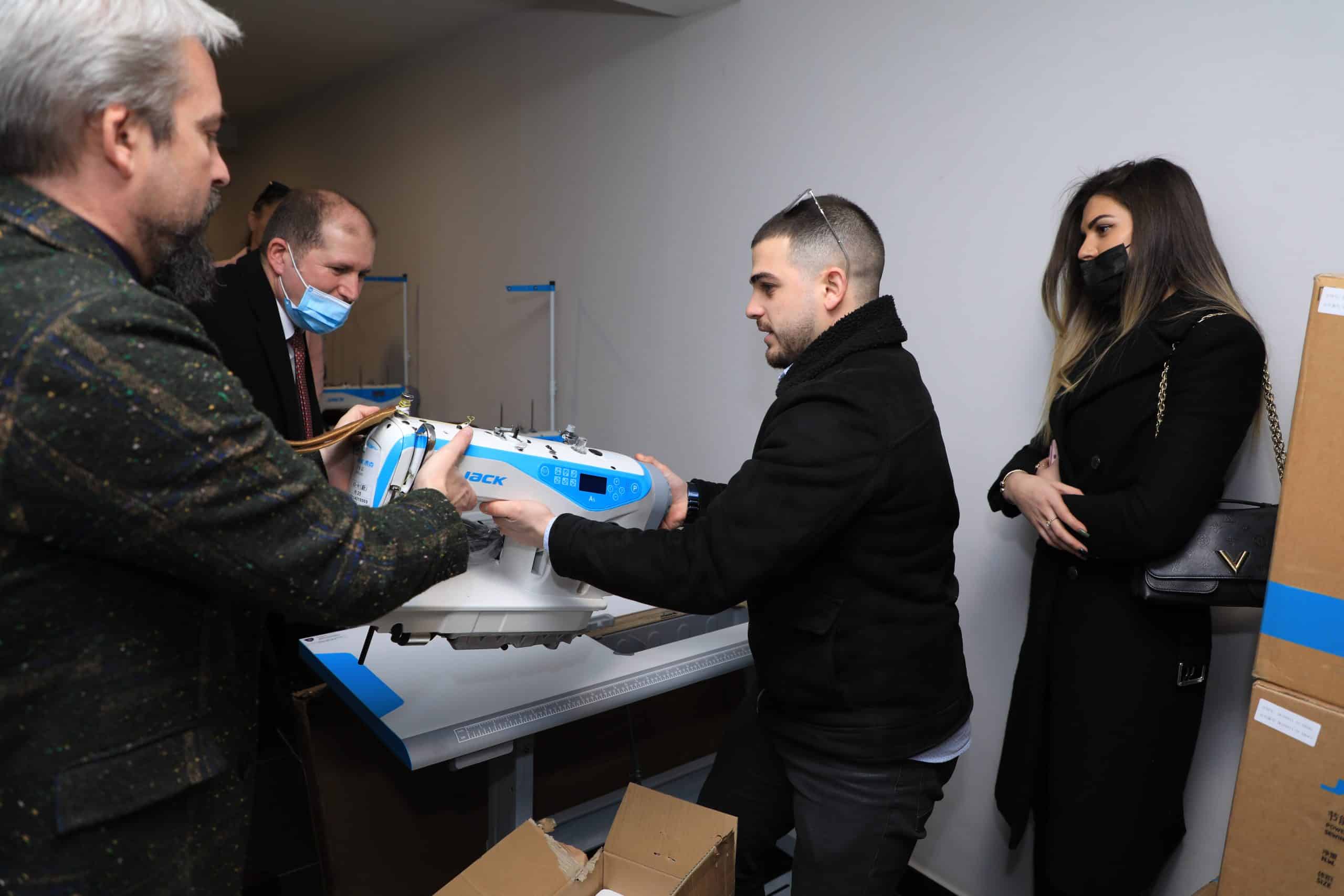 Ministri Kervan viziton biznesin “FABRICEL  SH.P.K” përfitues i Rajonit Zhvillimor Jug