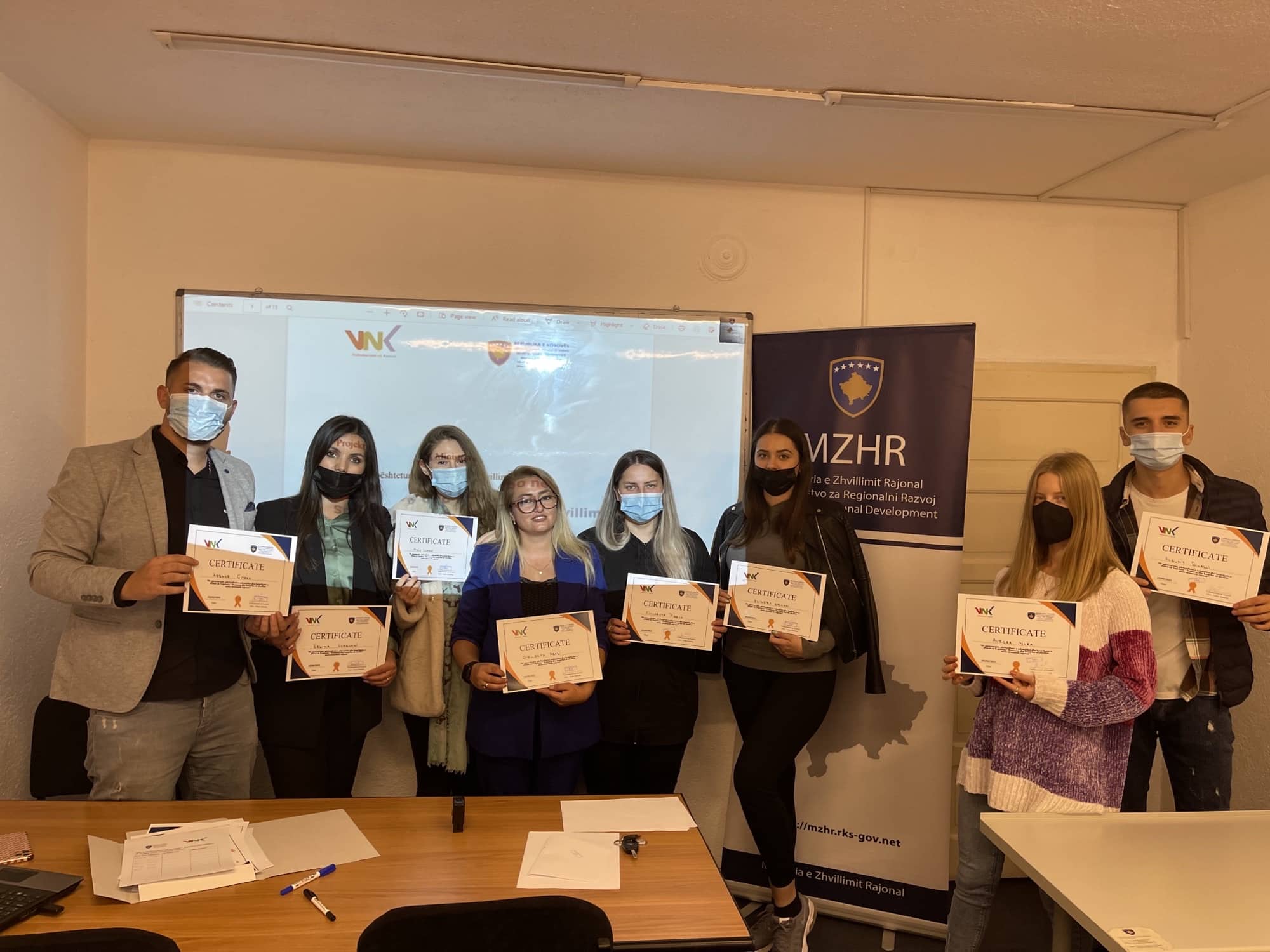 OJQ – Vullnetarizmi në Kosovë realizuan aktivitetin për shpërndarjen e çertifikatave të Projektit ‘’Promovo dhe kontribo në zhvillimin socio-ekonomik rajonal‘’ të financuar nga Ministria e Zhvillimit Rajonal i cili është mbajtur përmes platformes Zoom