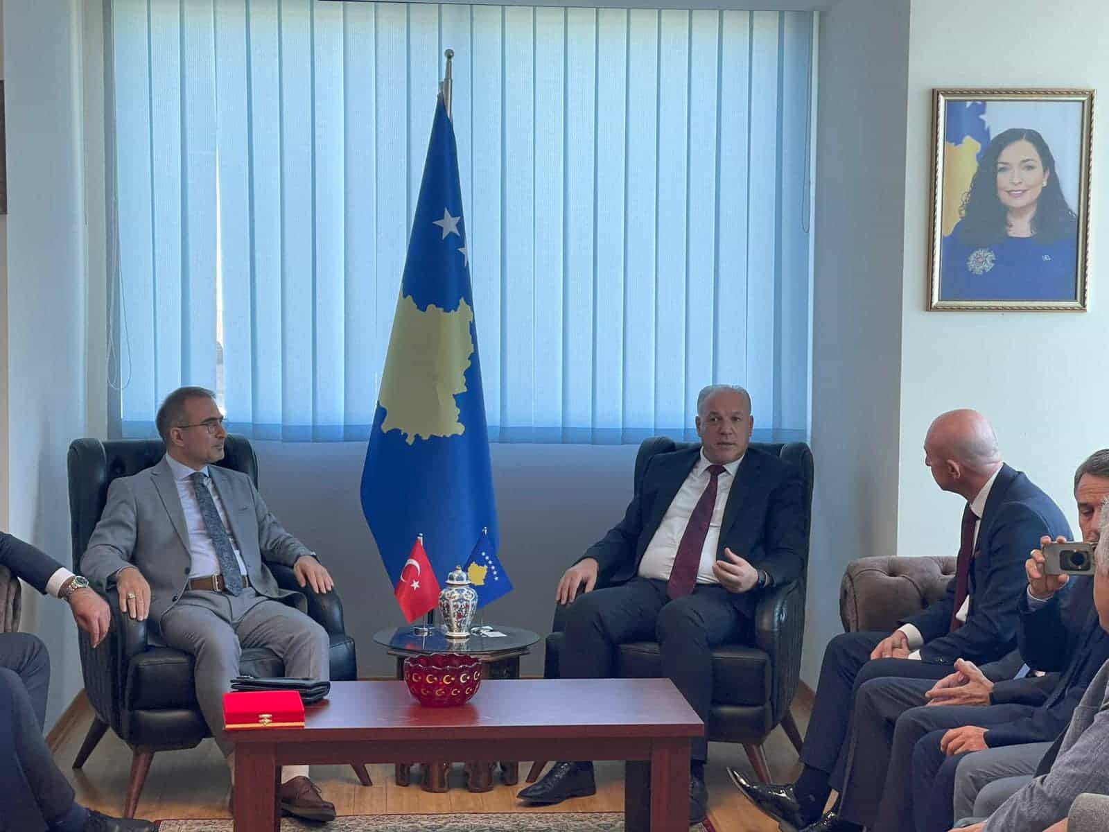 Ministar Regionalnog Razvoja g. Fikrim Damka ugostio je poslovnu delegaciju iz Turske kako bi razgovarali o mogućnostima ulaganja na Kosovu.