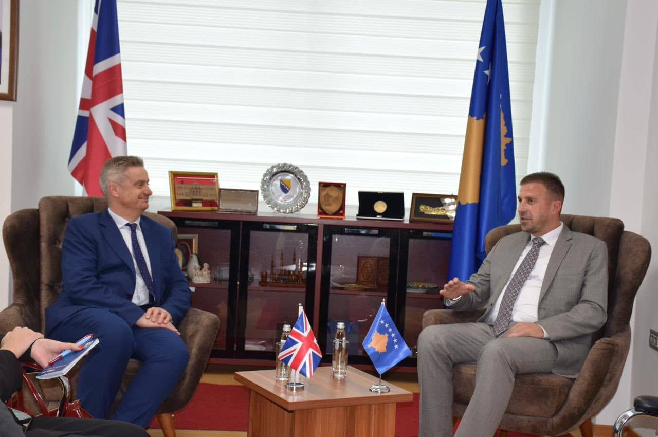 Ministri Demiri priti në takim Ambasadorin Britanik në Republikën e Kosovës