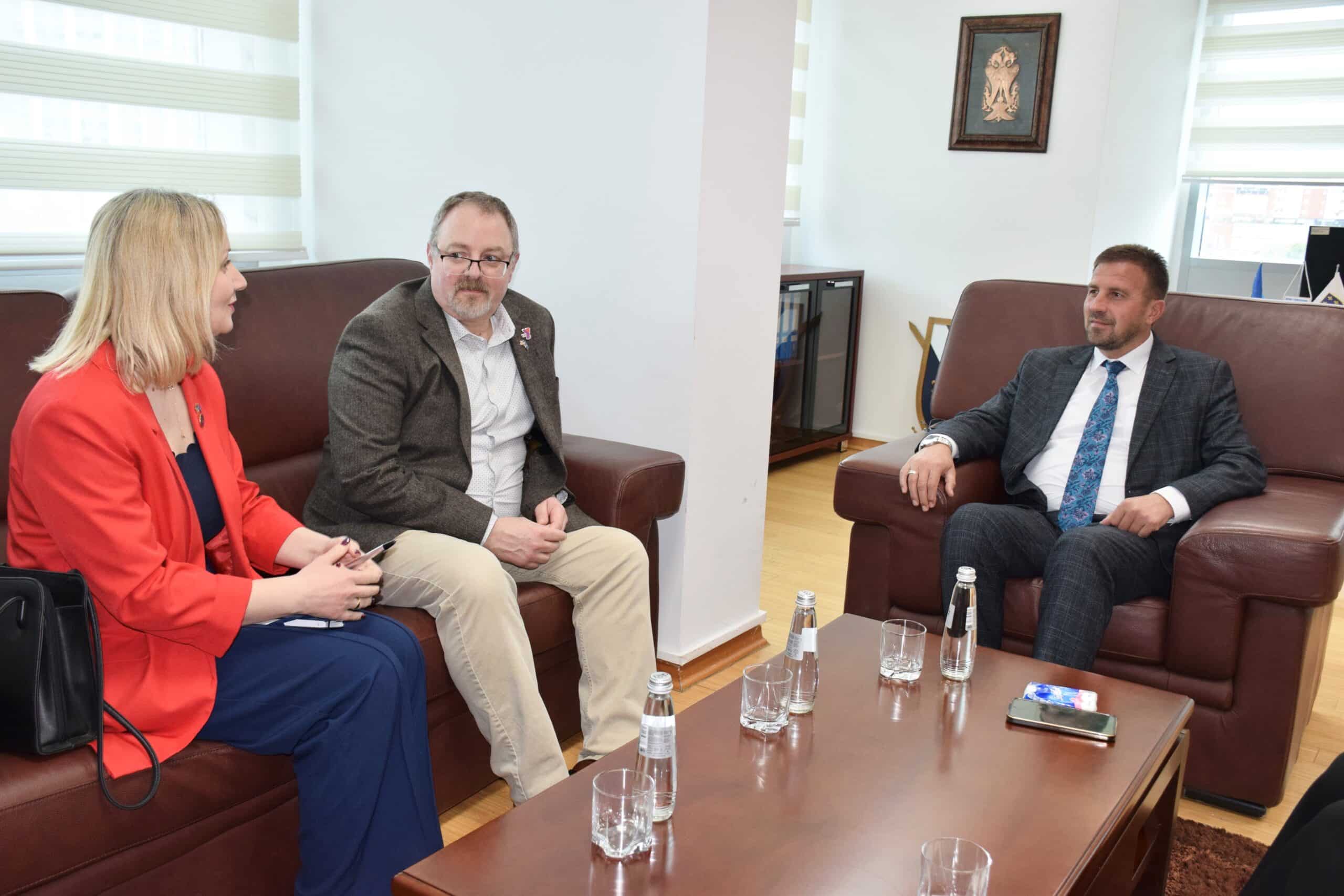 Ministri Demiri priti në takim përfaqësuesit e YMCA në Kosovë