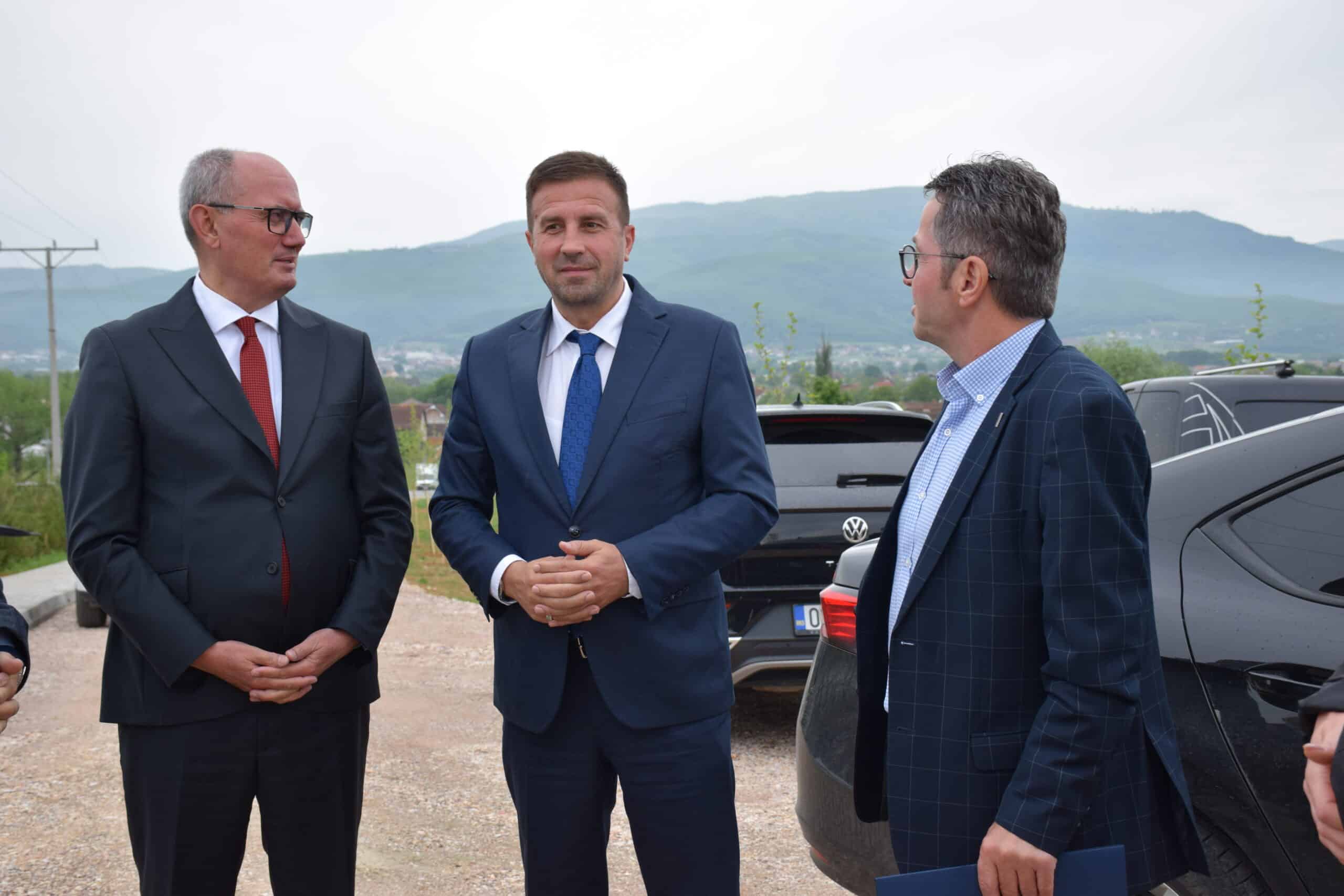 Ministri Rasim Demiri përuron projektin “Krijimi i infrastrukturës turistike” në fshatin Varosh të Ferizajt
