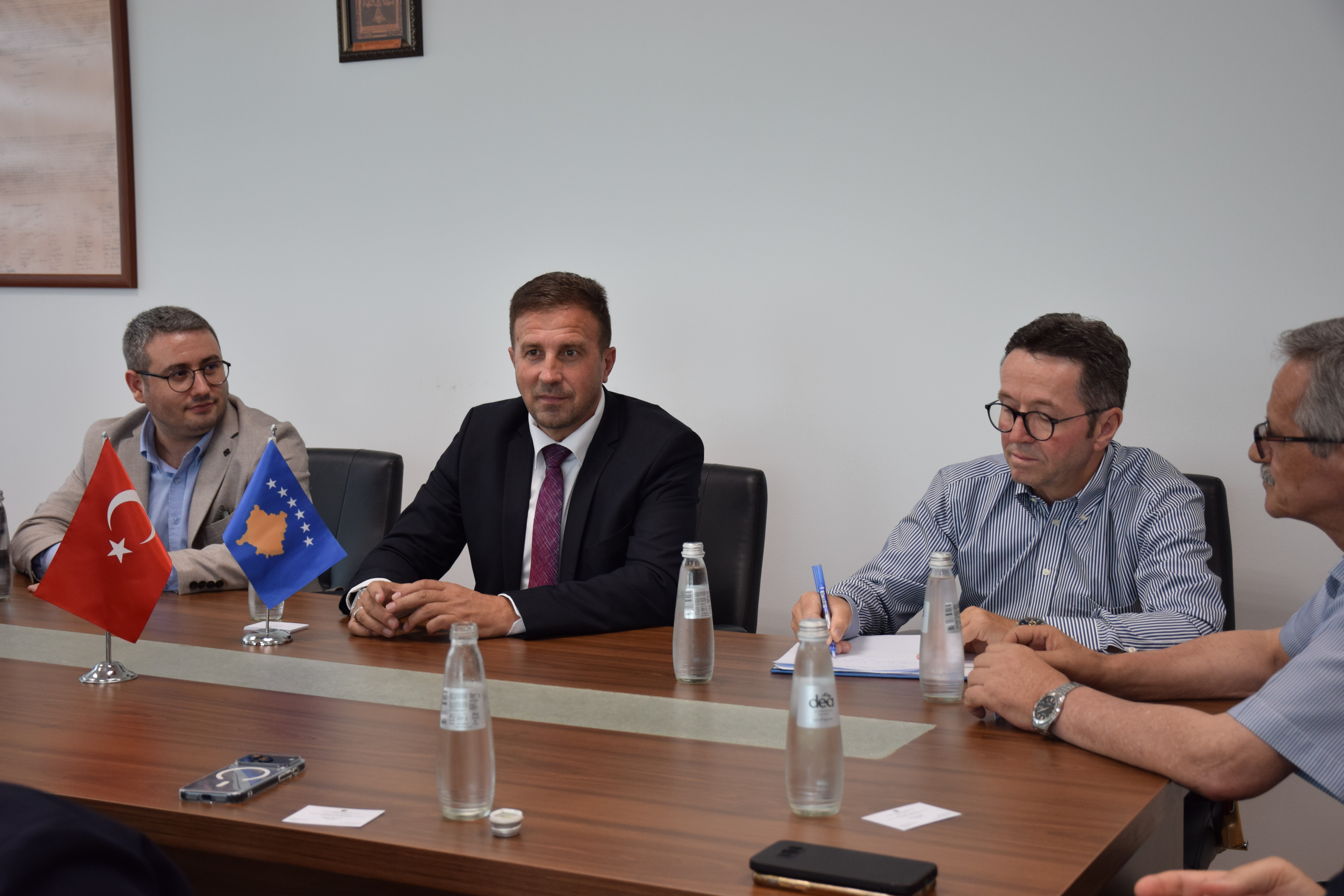 Ministri Demiri priti në takim një delegacion të afaristëve nga Turqia