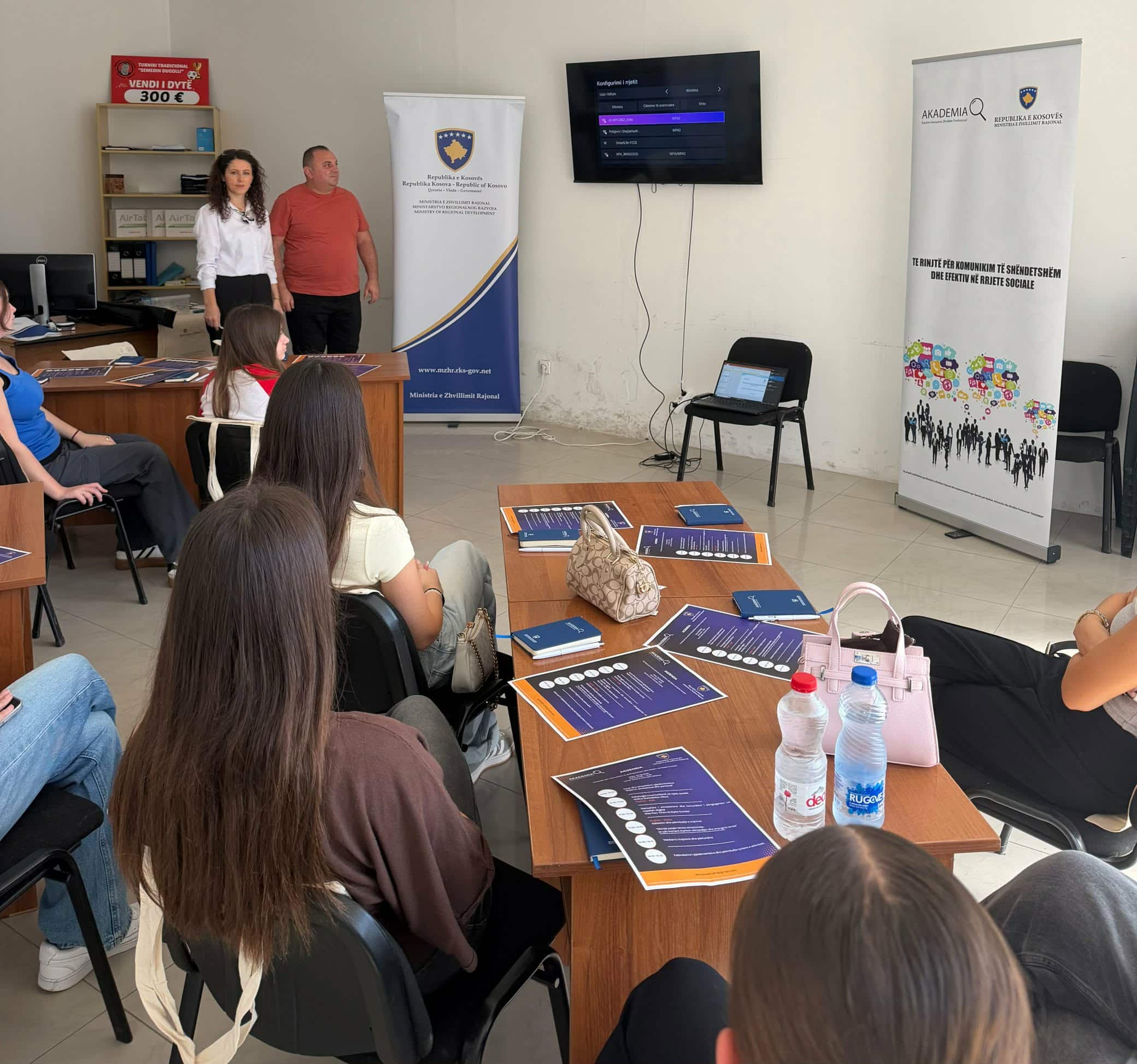 Qendra për Edukim, Inovacion dhe Zhvillim Profesional “AKADEMIA” ka organizuar trajnimin me temën “Të Rinjtë për Komunikim të Shëndetshëm dhe Efektiv në Rrjete Sociale”